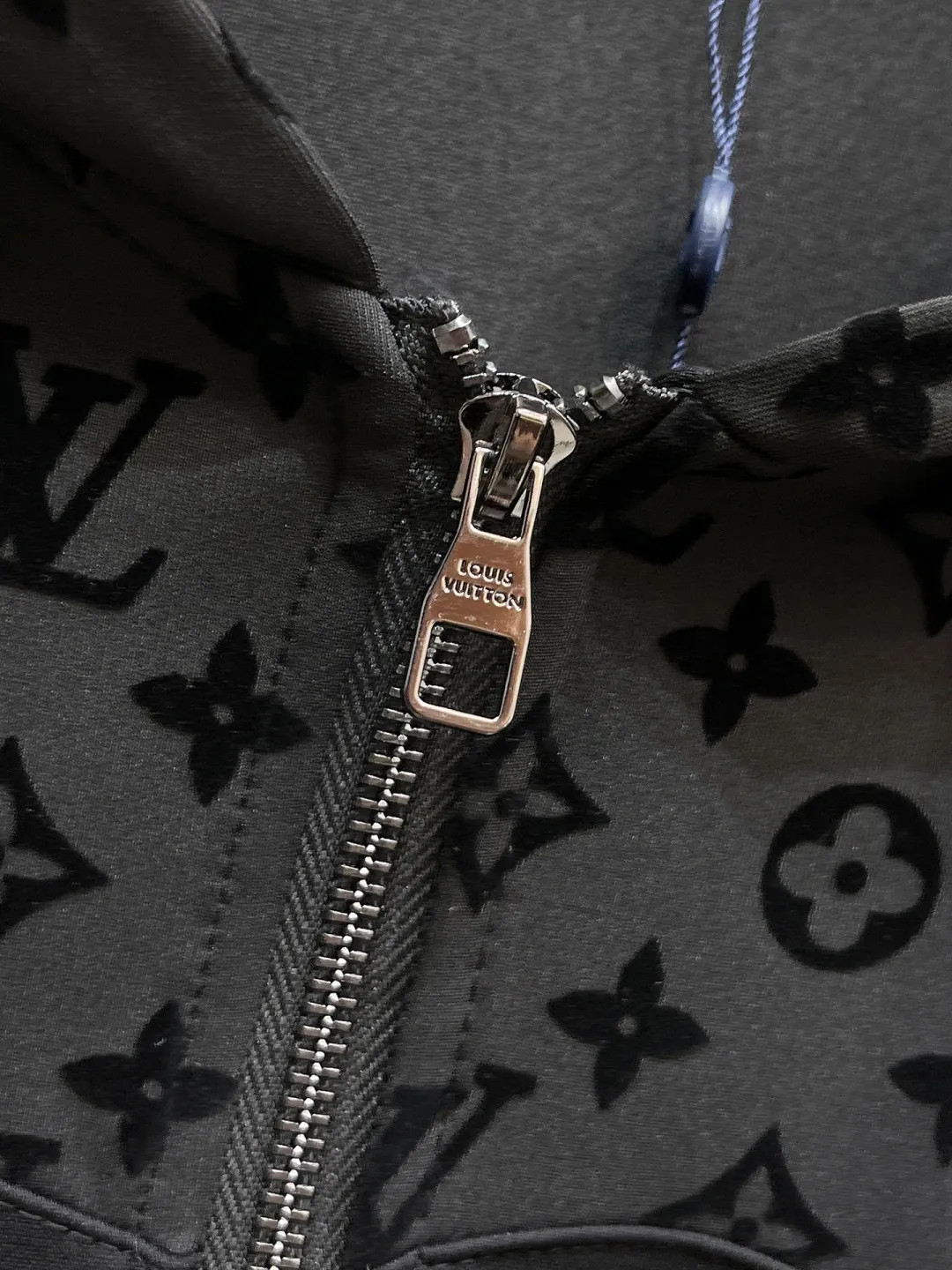 🅿️720 [LV Louis Vuitton] hot-selling suit is coming. Focus on the original version of the official website. 2025 new hot-selling cardigan and sweatshirt suit. The original order is the best. 🇭🇰The meticulous work of top designers. It has a fitting and perfect upper body effect. All-natural high-quality Tencel Roman cotton 100%, close-fitting comfort, noble and elegant! Original hardware embodies elegance and nobility! Counter size: M-3XL (maximum wear up to 190 pounds)